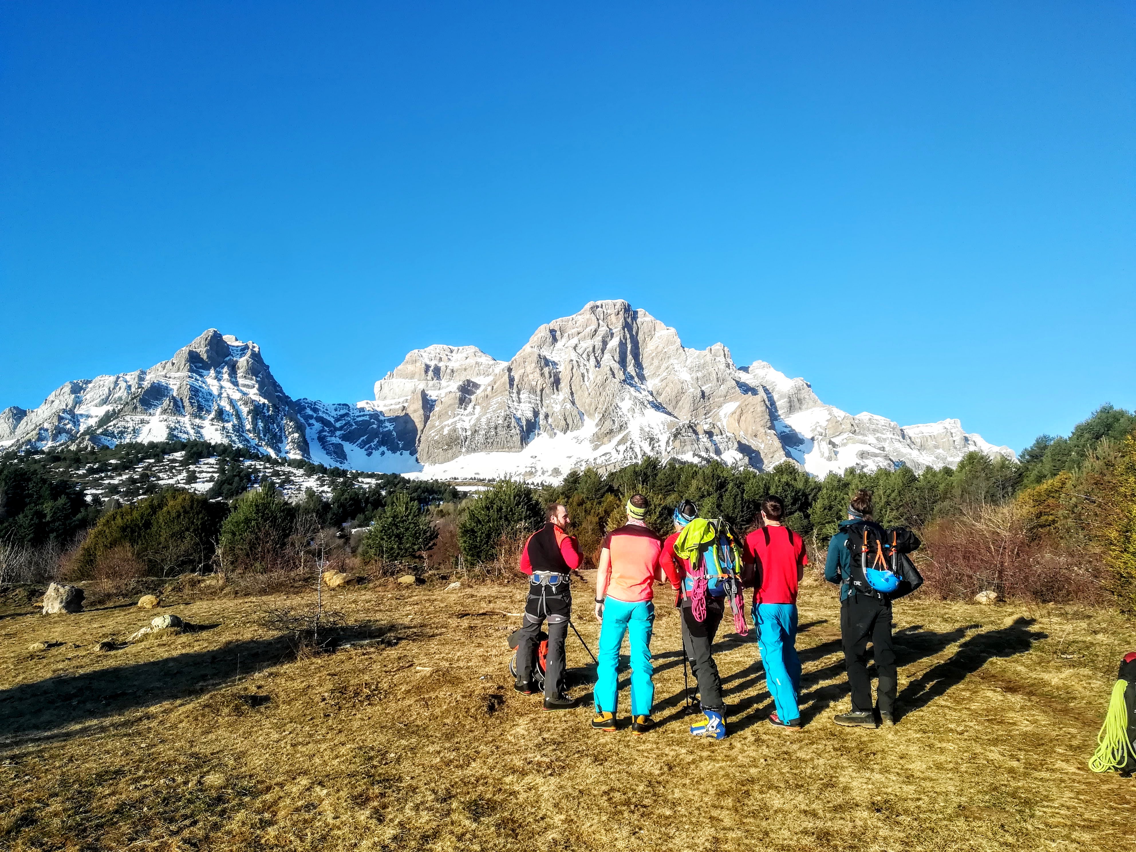 CONCENTRACI&Oacute;N DEL EQUIPO NAVARRO DE ALPINISMO GAZTEAK